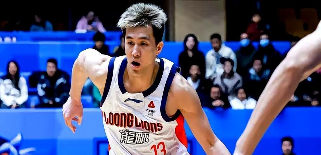 说郭艾伦下滑的人，今晚该睡不着了。浙江稠州第四节领先7分时，他抬手叫了个战术。