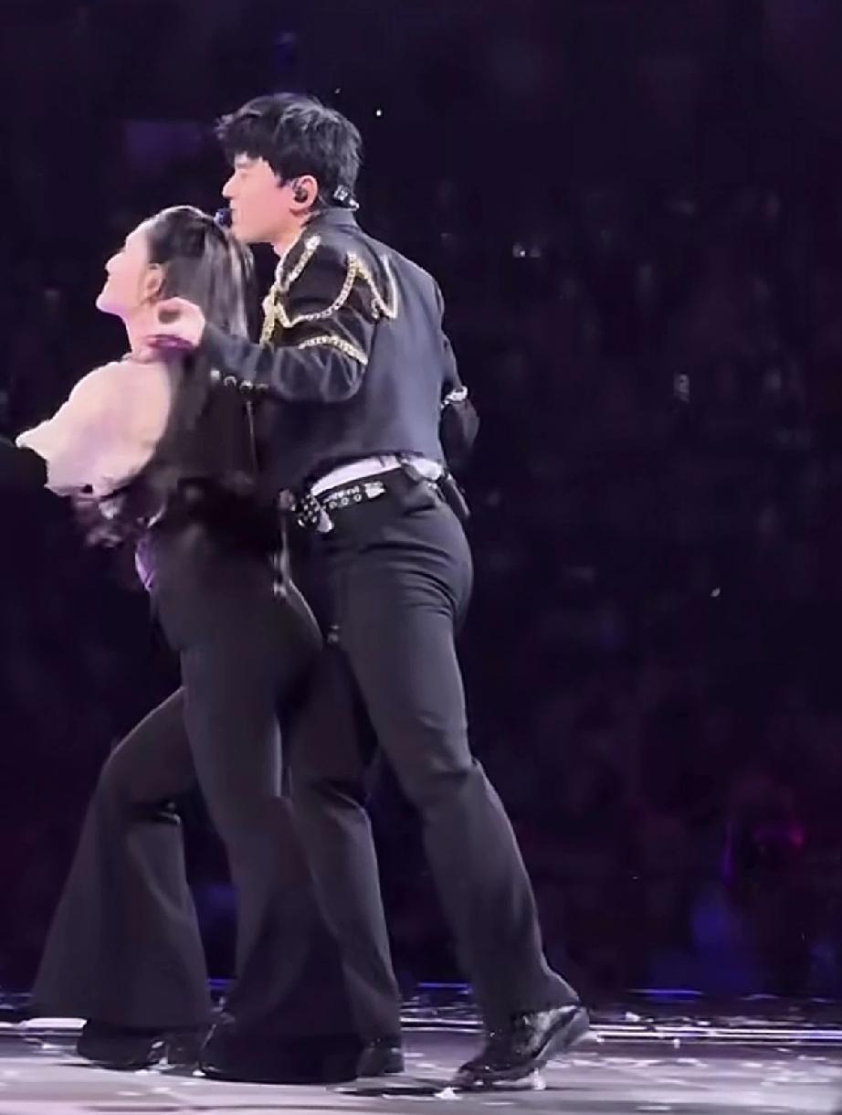 澳门演唱会上的张杰和谢娜夫唱妇随，越看这两口子越是绝配。不但舞步一致，体型曲线