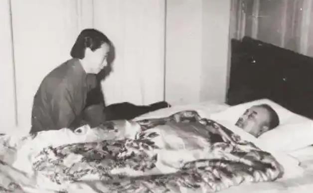 1961年，上海丁香花园的病房里，陈赓大将用尽最后一丝力气，尝了一口冒着热气的雪