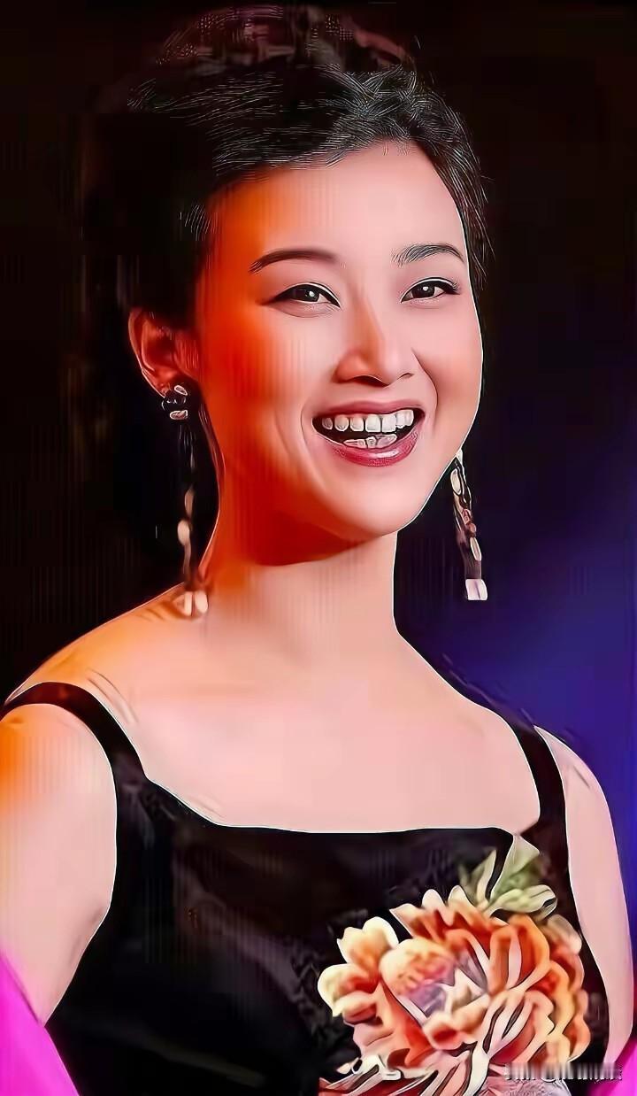 看这张温婉动人的容颜，容貌绝代，恰似西施再世。人美歌亦美，听她一曲，足以消解心头