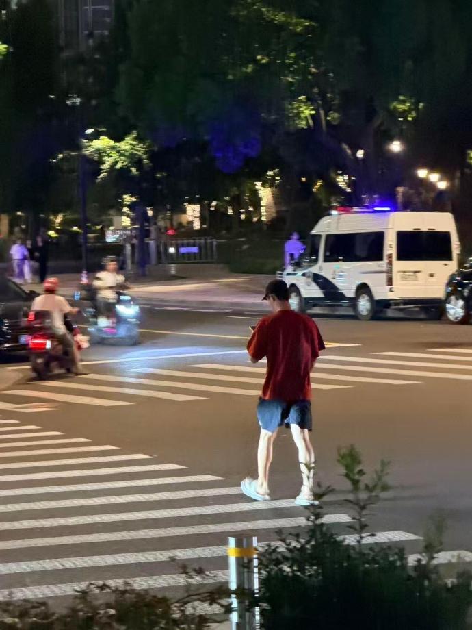 网友偶遇黄景瑜拖鞋出门黄景瑜怎么能松弛成这样镜头前气场十足，私下拖鞋出门反差感