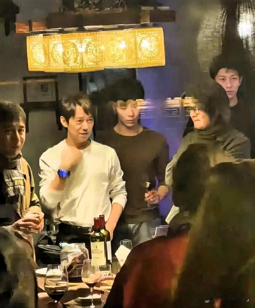 我有预感,内娱这次真的要变天了!内娱是不是要迎来变革了?何炅身后出现了一