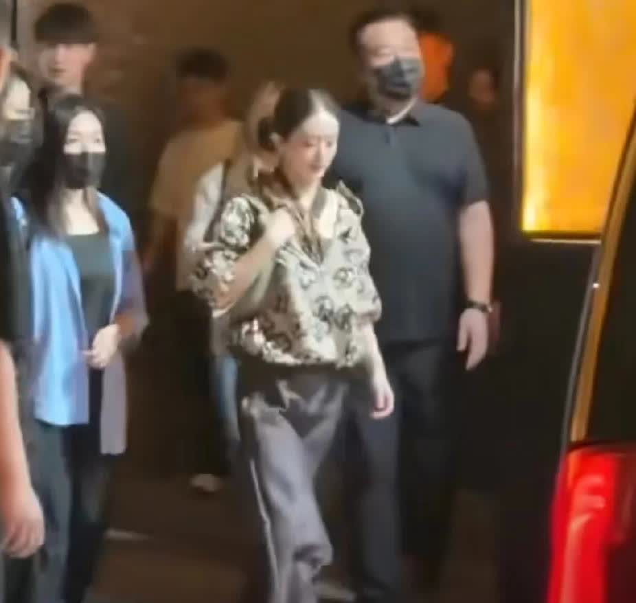 啥啥啥？下班路透这就出来了私服也那么好看🐰完全没看够🐷看到太多美图了