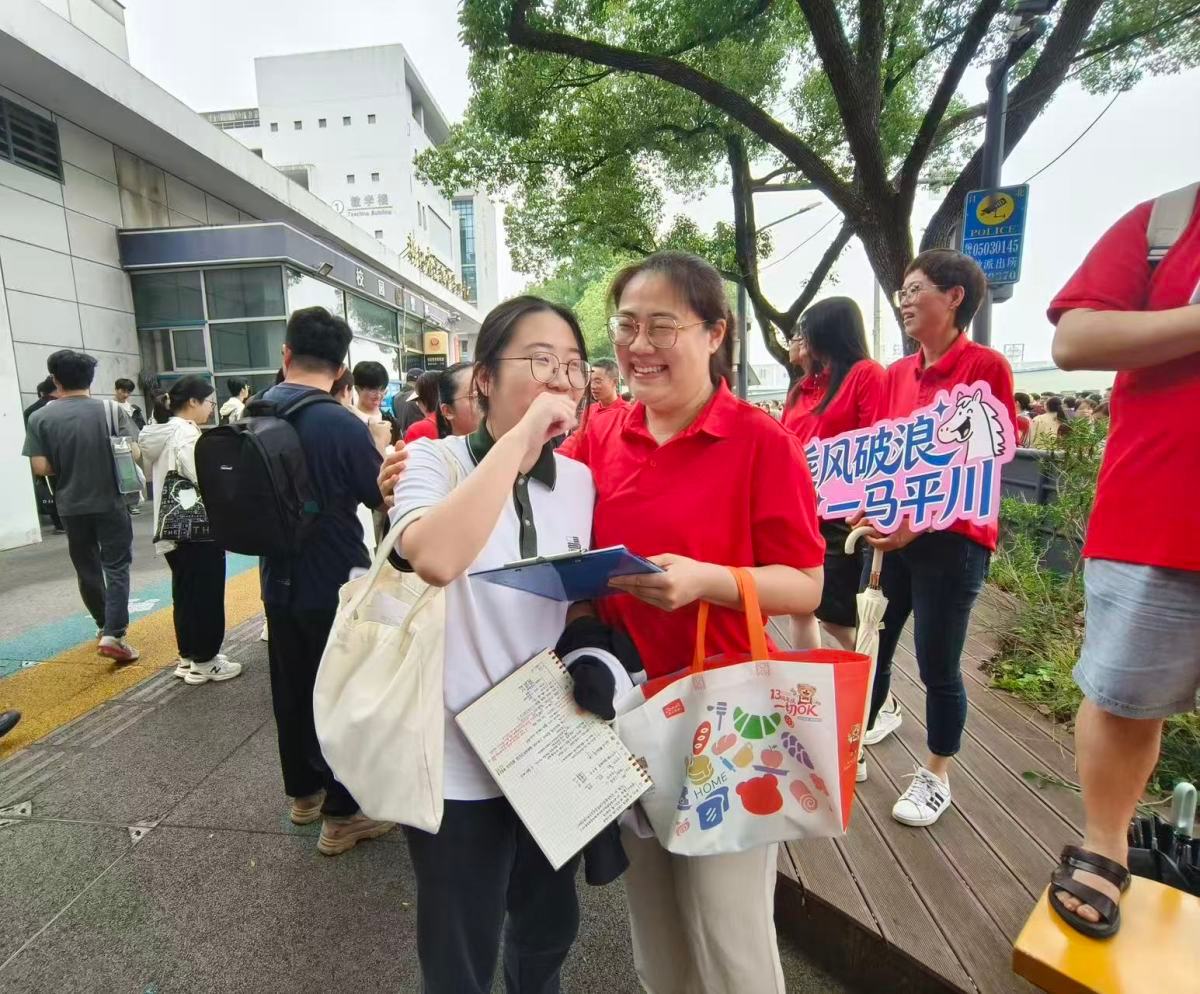 宁波高考现场暖意满满众人携手为学子加油6月7日，2026年高考正式开考，宁波共