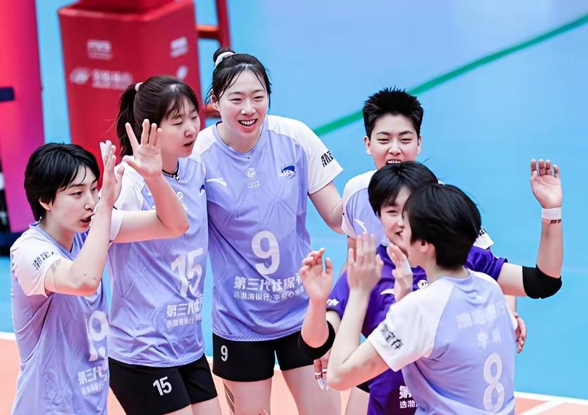 天津女排对阵上海女排的这场比赛，由巴西老将娜塔莉娅带领着年轻的小队员们一改往日场