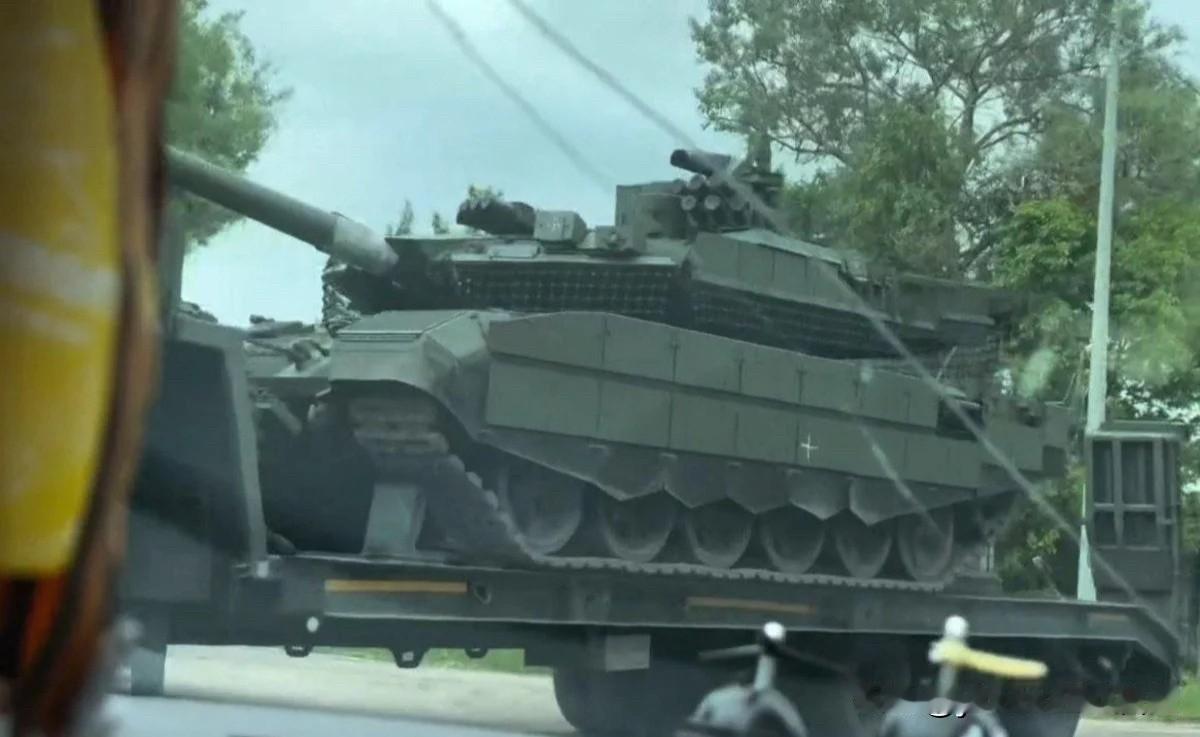 【T-90M“突破”坦克已加装APS】俄媒发布的图片显示，装有“竞