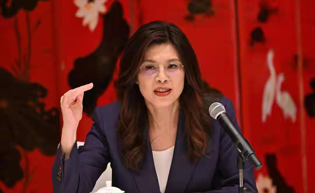 民进党查蒋万安未成年儿子，这操作连自己人都看不下去了大家好，我是小星！9