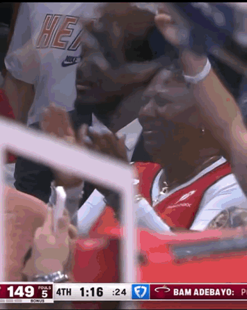 这样的传奇让我们用照片和视频来记录！阿德巴约之夜！现场播音员都哽咽了。