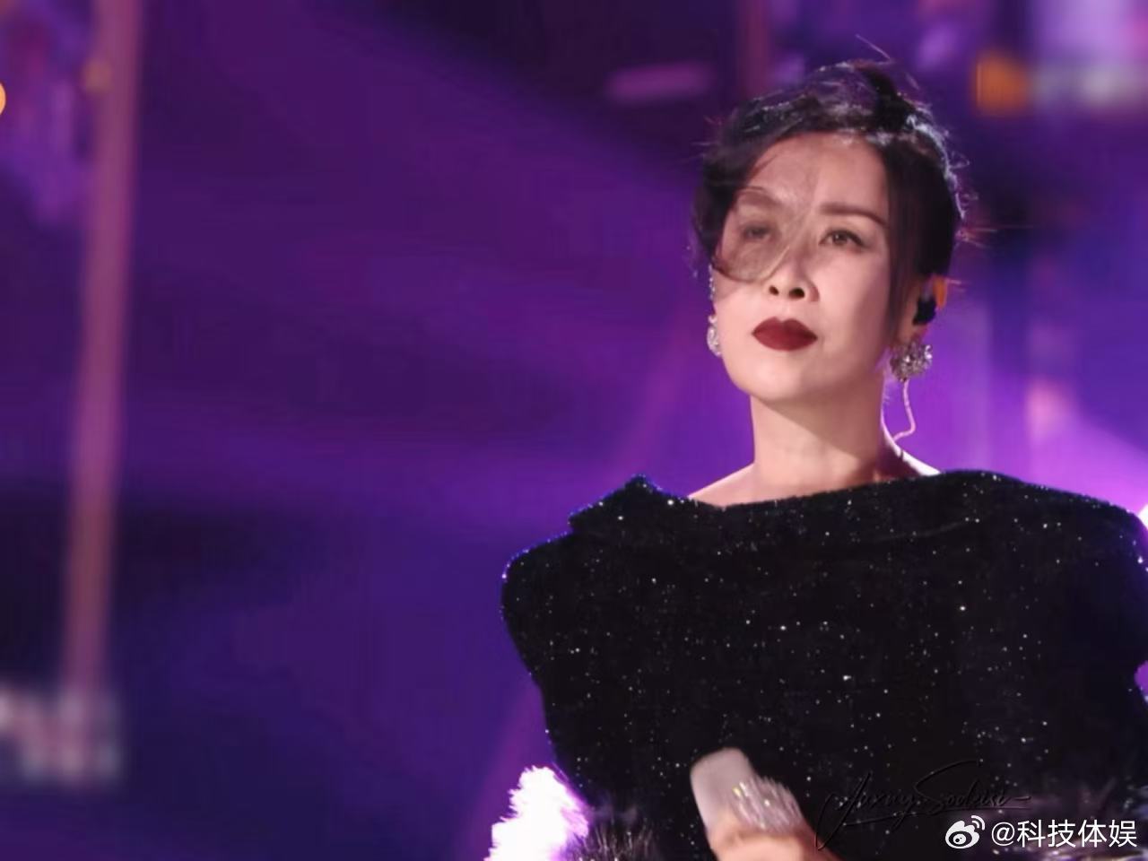我上班就那英这样摸鱼干活随心切换，情绪不藏着掖着，上班状态高度契合