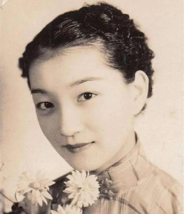 1965年，陆小曼在昏睡中，拔掉了自己的氧气管。她微微睁开双眼，对赵清阁笑着说：