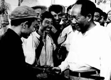 日本为什么总是敢于欺负中国，再而三的？毛主席曾经说：日本之所以敢发动侵华战争，最