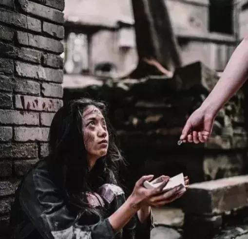 1977年冬，谢炳义在胡同口买了两碗炸酱面。一碗自己吃，一碗递给蜷在垃圾箱边的哑