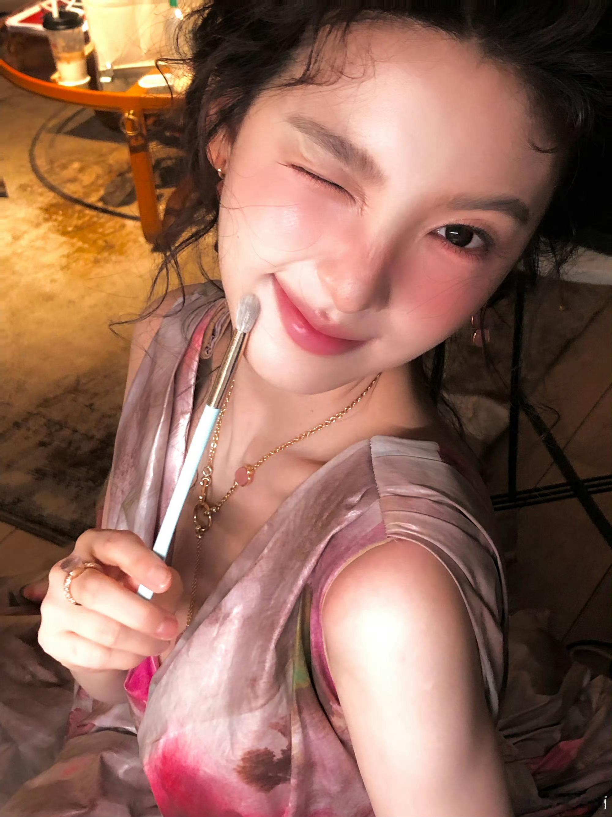 角度奇奇怪怪，若楠可可爱爱！！蚊子视角下的章若楠，这眉眼也太精致了蚊子视角的章若