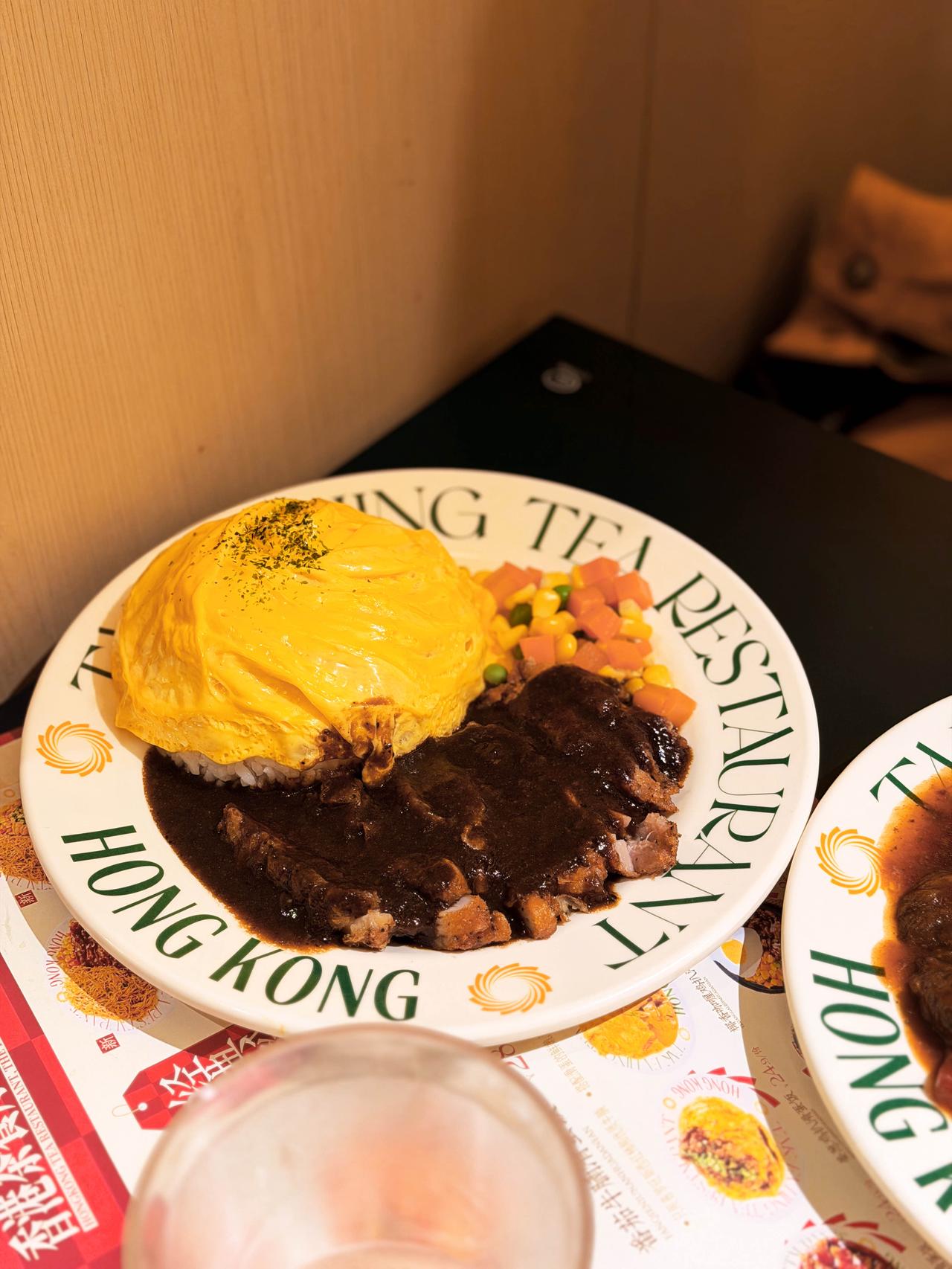 一口入魂！德發興滑蛋碟头饭太绝了！复古港风装潢里，明档热气腾腾。作为茶餐厅灵