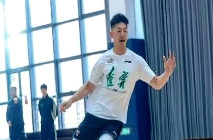 辽篮杨鸣最近又圈粉了！这次不是靠颜值，是藏都藏不住的用心！球队小将张陈治锋直接在