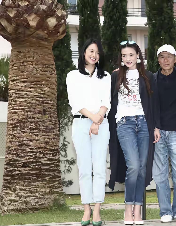 47岁的周韵和50岁的舒淇同框，颜值上看周韵比较美，有颜值，但气质上看，舒淇略微
