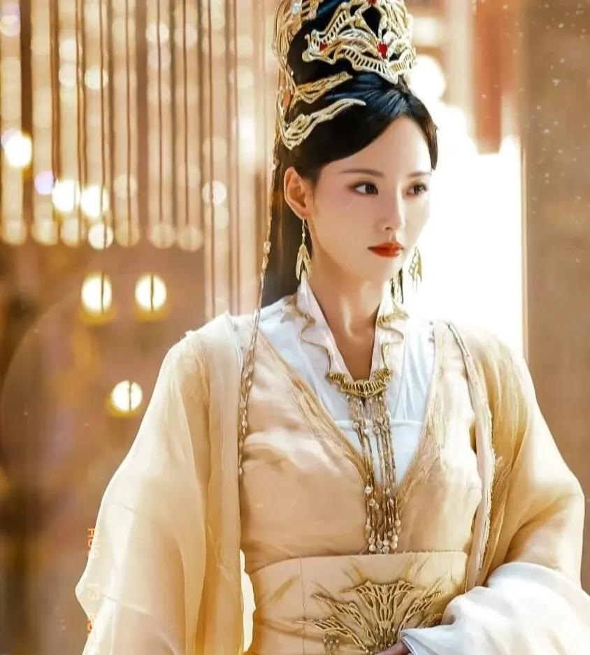 《锦月如歌》出场即恍惚篇。颜敏儿一出场就让人恍惚了。锦月如歌最新出场的颜敏儿