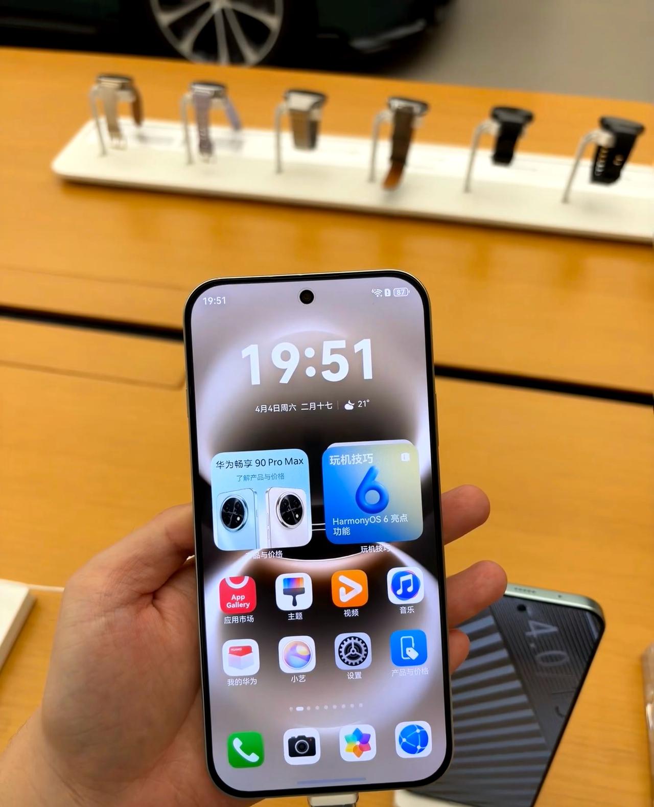 线下看了华为畅享90promax，才懂为啥卖爆。同价位里屏幕算顶尖的，边框窄、