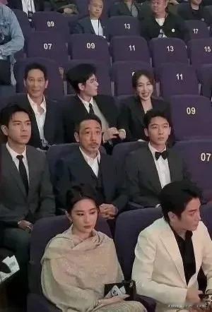 为什么不能安排李现和刘亦菲、陈晓同排呢？三个人刘亦菲在中间，多好！而且以李现如