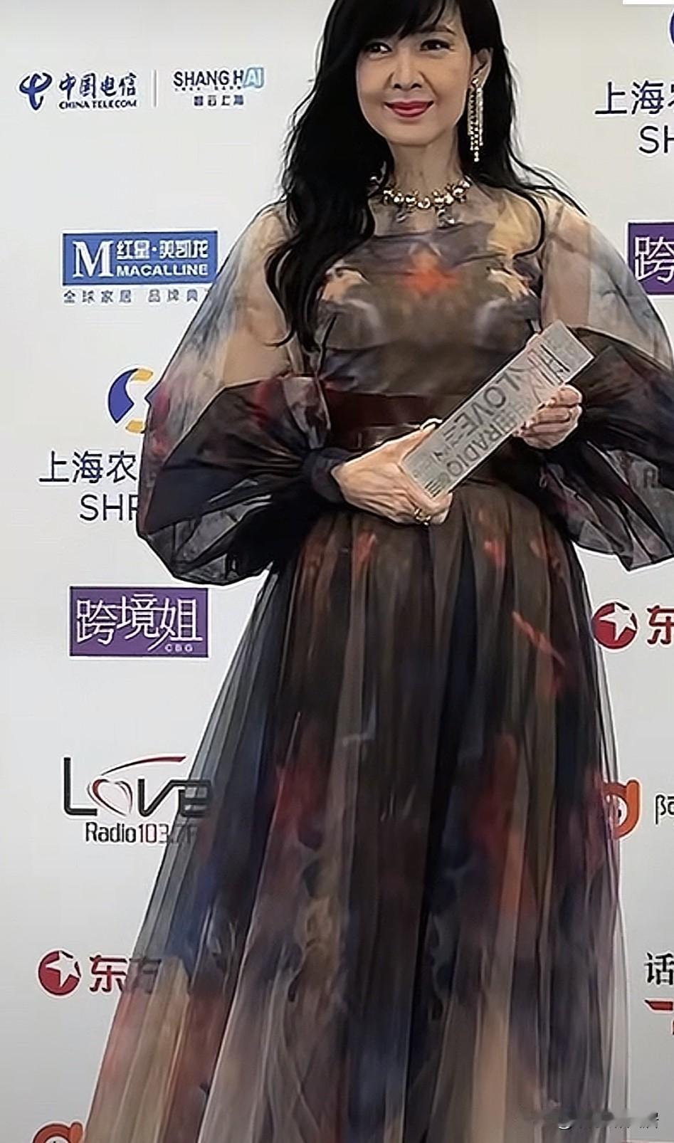 事实证明，女人到了什么年纪就该穿啥衣服，不然总有种怪怪的感觉！不信你看周慧敏，一
