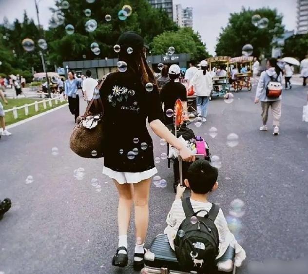 冯绍峰和赵丽颖关系还行俩人这两天一块出席了孩子幼升小的开学典礼，幼儿园的毕业典