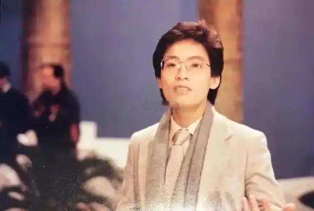 1984年，歌手张明敏得知我国举办亚运会的经费还差了6亿的缺口时，毅然决然地卖掉