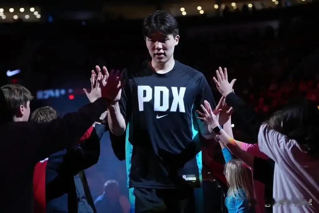 机会来了！北京时间1月30日，开拓者队宣布了球队最新的伤病消息：替补中锋里斯右脚