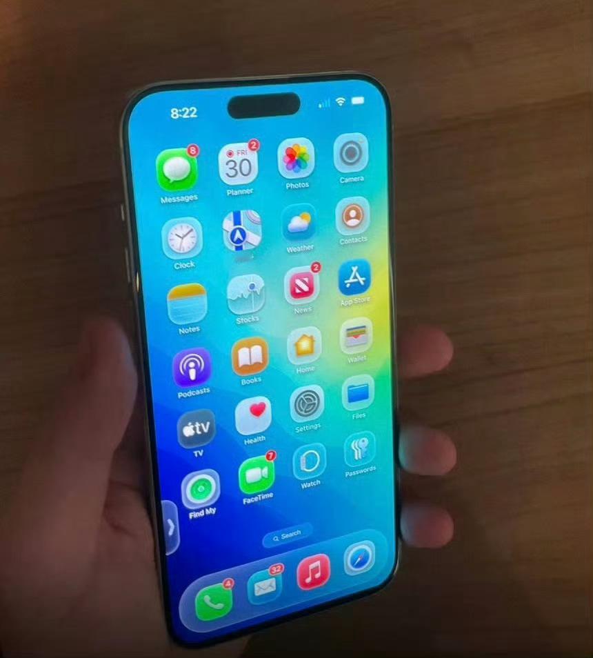 iOS26设计渲染图曝光这种类似于VisionPro半透明毛玻璃风格，果粉们