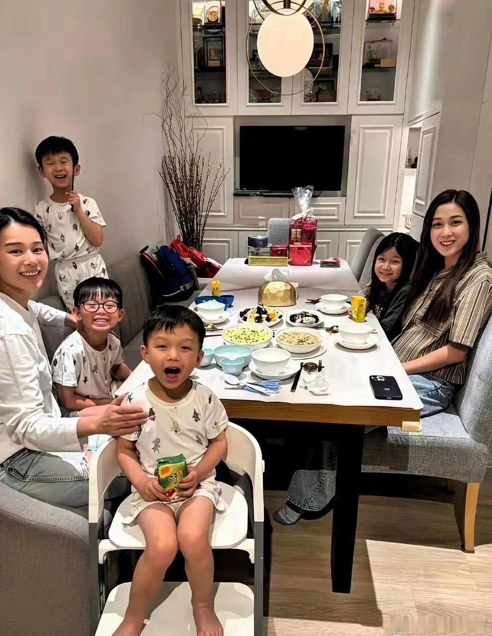我要是胡杏儿，可不受这个罪。看她在香港那个家，简直跟蜗居一样，换作是我，干脆来内
