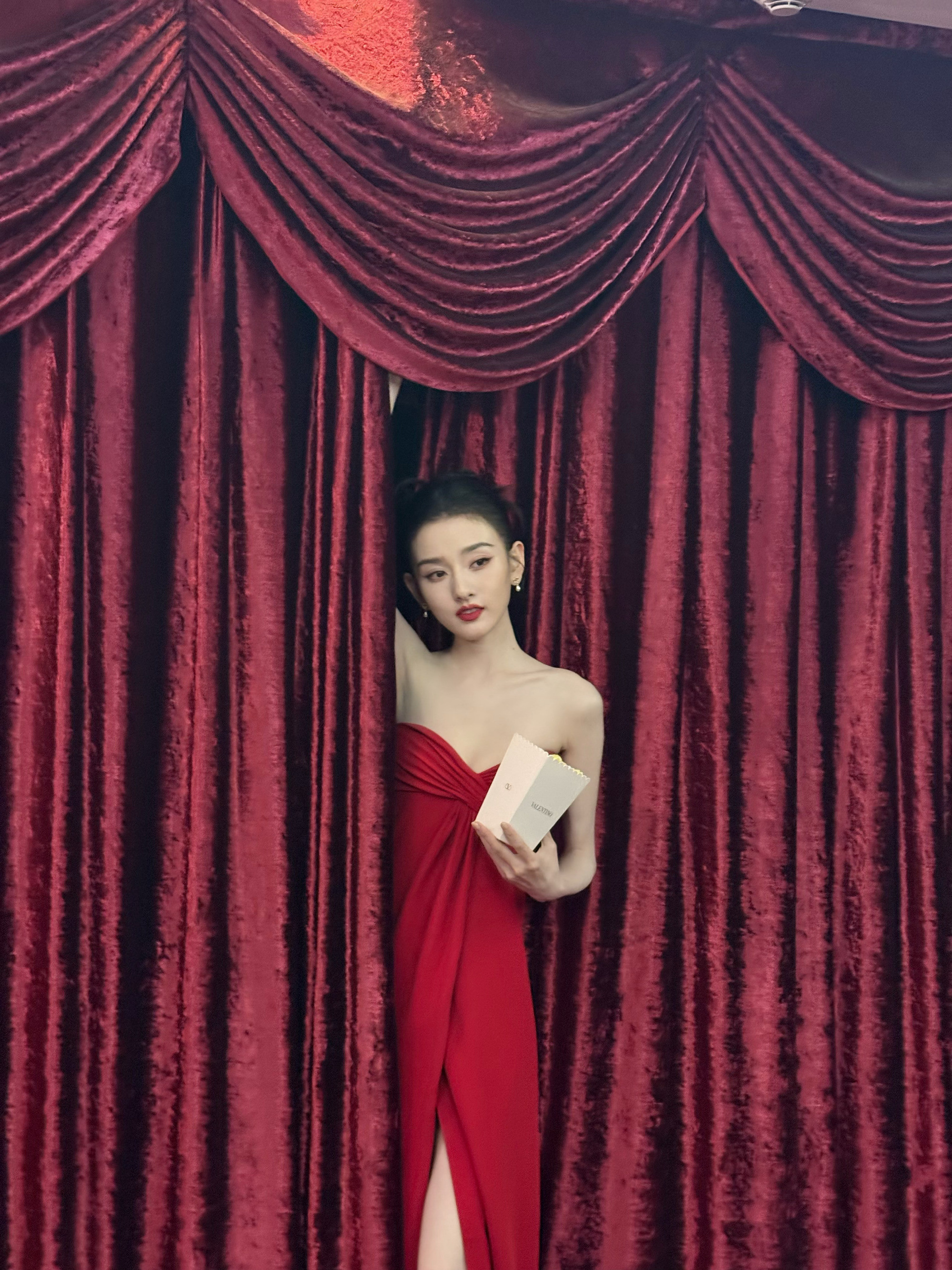 1、宋祖儿这几天明显在营销上发力了，各种话题轮番上热搜，倒不是嫌米多没地方花，而