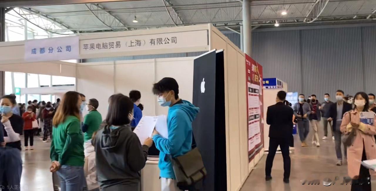 立在地上的海报上看不到招聘岗位、职位要求，也没有公司介绍和图片，甚至连一个字都没