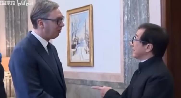 成龙和武契奇总统见面了，手指总统不太礼貌，人无完人每个动作都应考虑一下成龙情