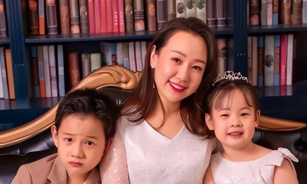 今年三月，关凌辅导儿子写数学题，讲了三遍孩子还是不开窍，气得她当场胸口发闷、喘不