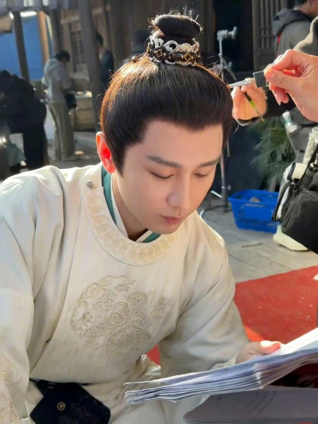 谁懂啊！成毅朱瞻基特辑真的走心又高级！全实景拍摄，服化道考究到骨子里，每一帧都自