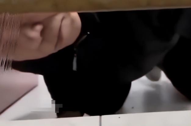 “想想都吓人！”福建一名穿裙子的年轻女子晚上出门遛弯时，中途去上厕所，没注意身后
