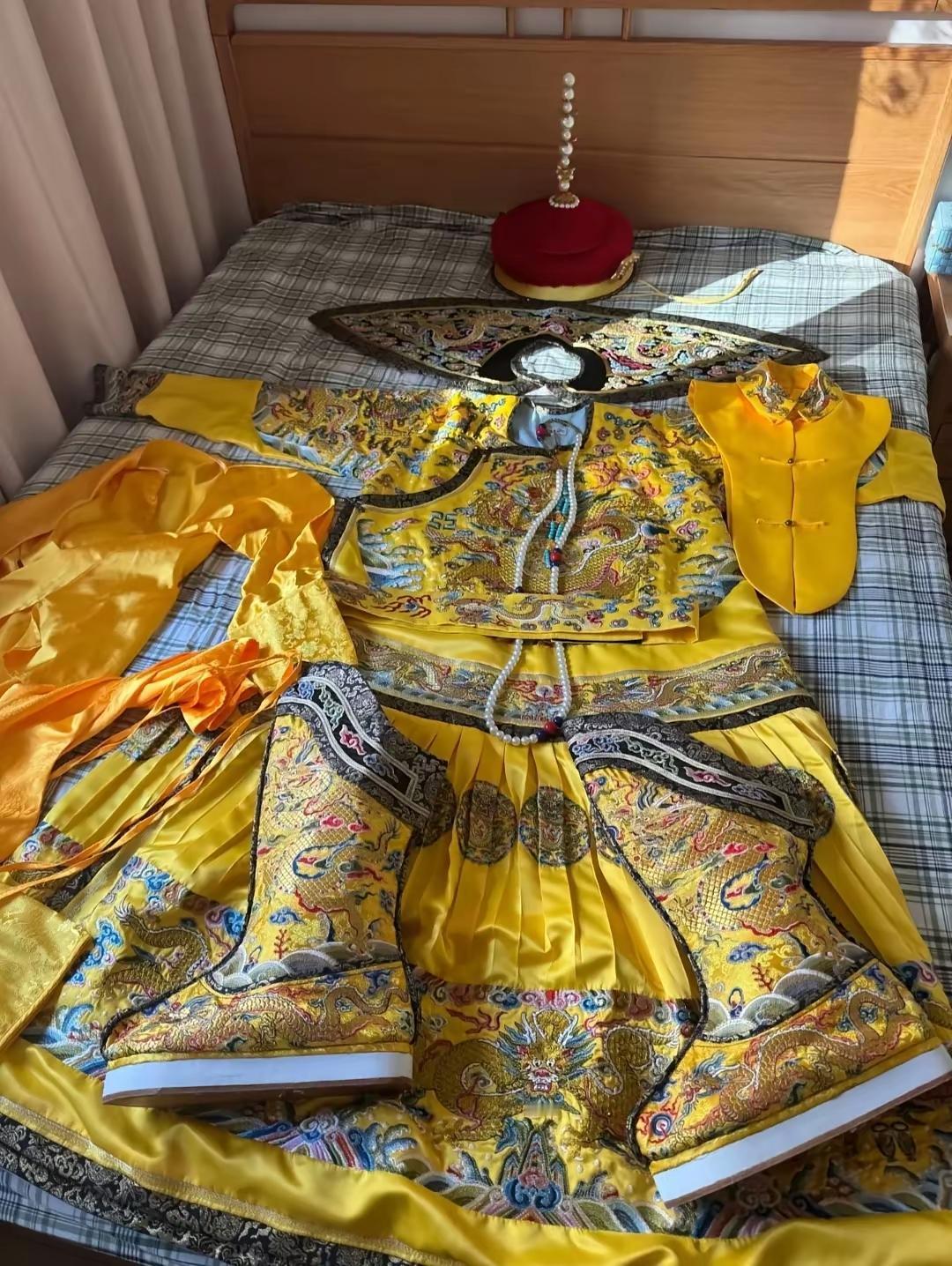 友友们，头脑一热网购了这套衣服，高贵典雅，适合在啥场合穿呢？烦劳各路大神指点。