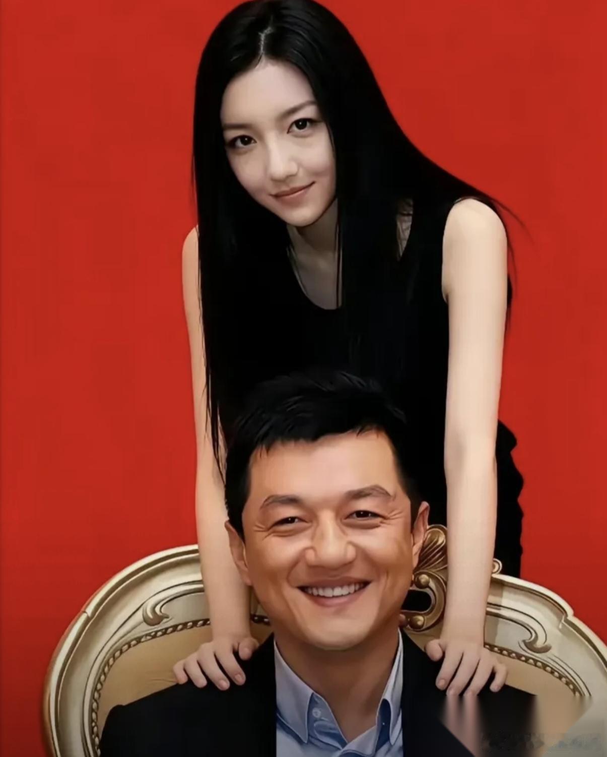 一定得说，这姑娘不简单。不是一般的不简单。最近李嫣20岁素颜露面，疤痕几乎看