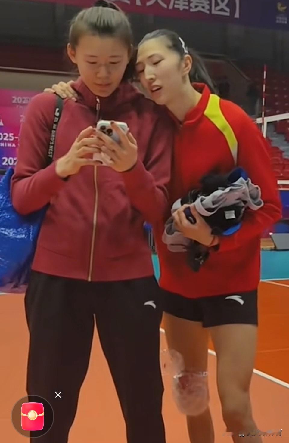 赛后温馨一幕！天津女排跟江苏女排半决赛赛后，吴梦洁来找好朋友王艺竹聊天、王艺竹拿