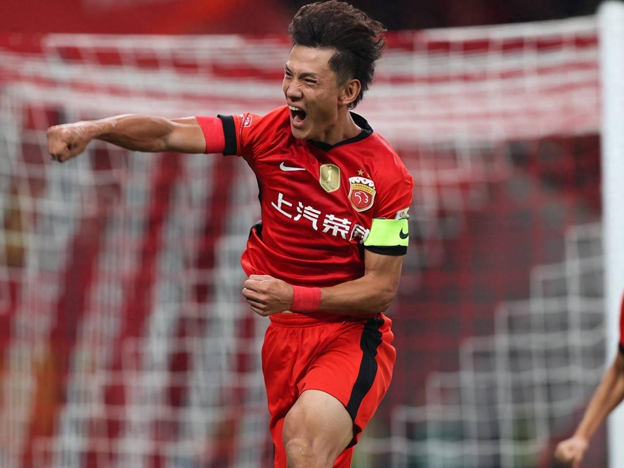 王燊超已成队史传奇！上海海港2比1胜云南玉昆，打进绝杀进球的还是老将王燊超。这