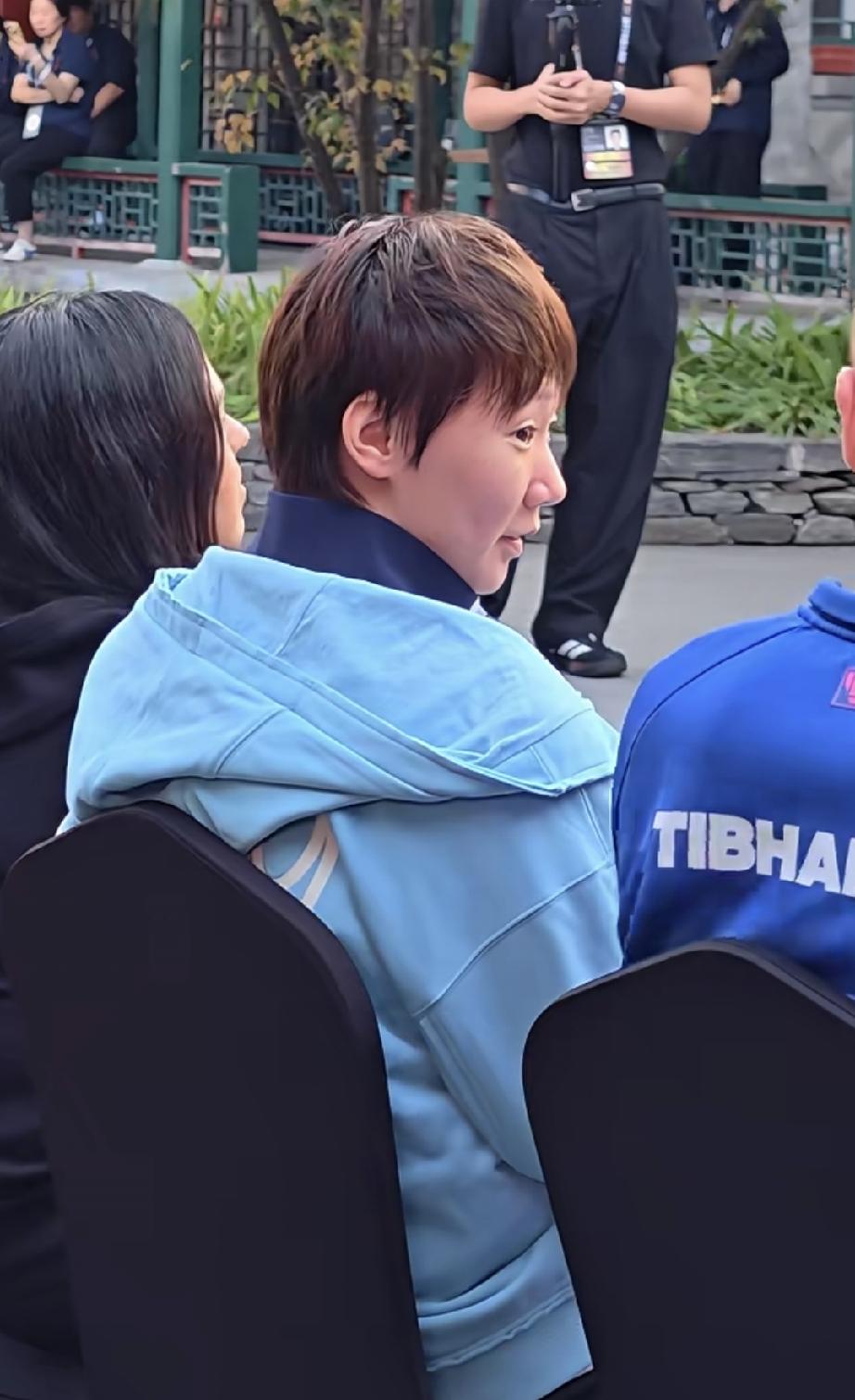 昨日在户外参加WTT中国大满贯抽签仪式的国乒奥运冠军王曼昱，看到同样前来参加抽签