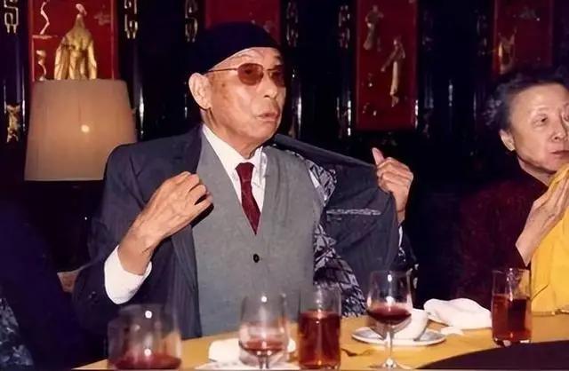 对于张学良，很多人都有同样的疑惑：为什么他那么受女人的欢迎？他在世俗仅仅36岁年