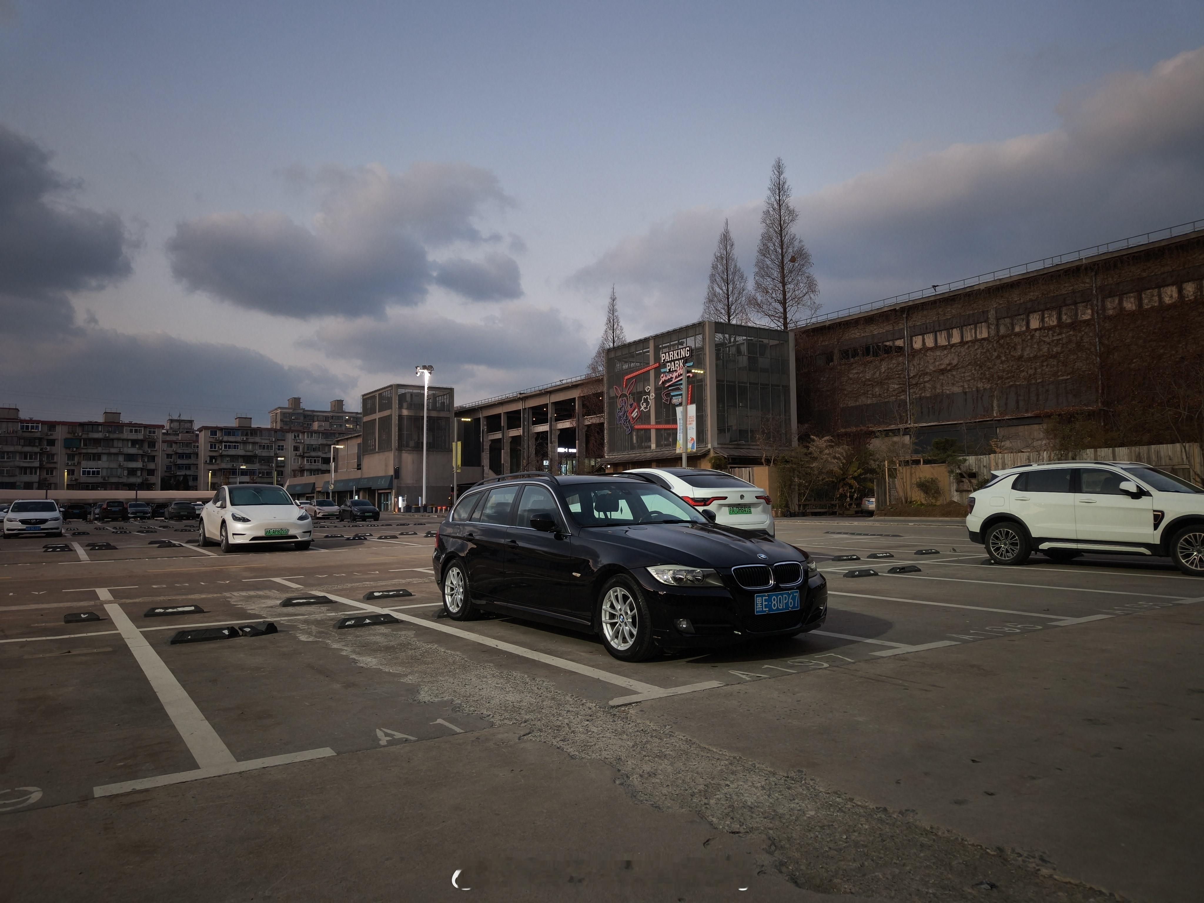 看着洗干净的车就很开心