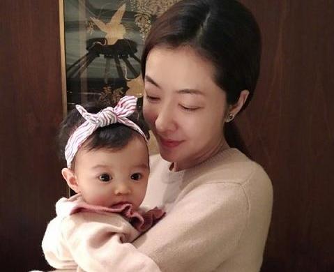 无论是小女人方媛，还是大女人熊黛林，她们抱娃都好温柔哦，浑身都散发着母性的光辉。