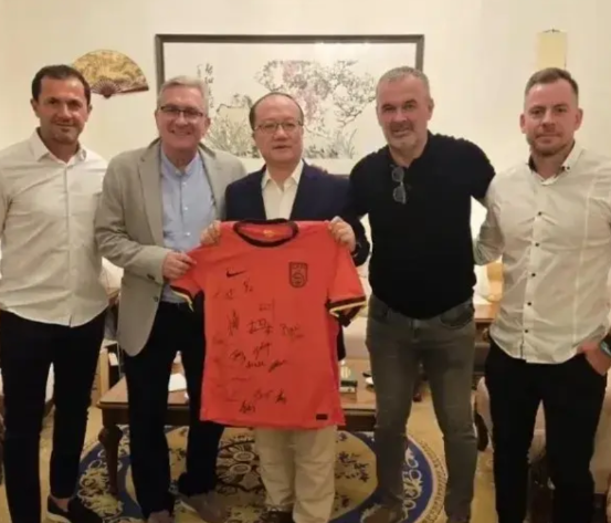 北京时间6月27日凌晨，中国男足国家队主帅伊万科维奇在社交媒体晒出他和中国驻克罗