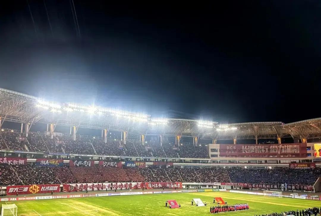 长沙队2-0晋级，但贺龙体育场的看台一片死寂。赢了比赛，输了主场。这是昨晚