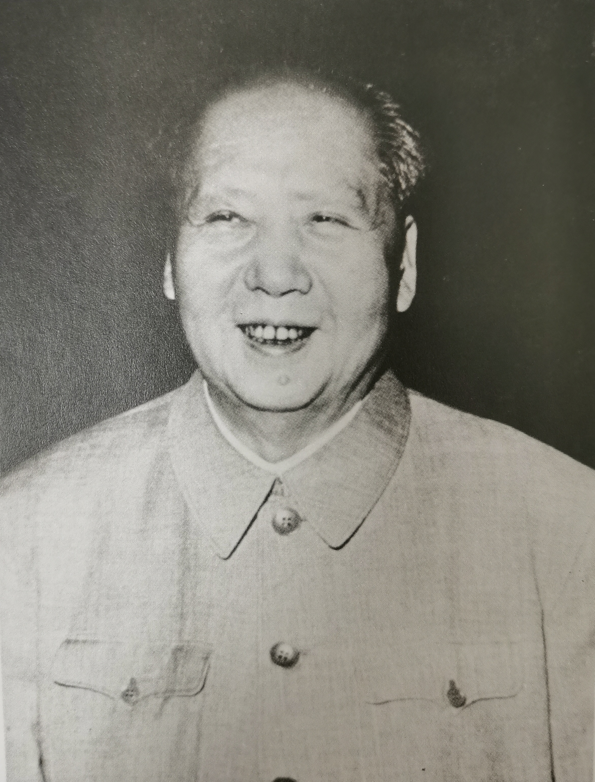 1956年7月，毛主席接见了危地马拉前总统，谈到了美国。毛主席说美国到处欠账，侵