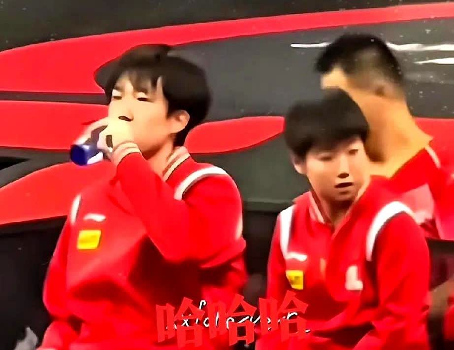 比赛间隙，孙颖莎把陈梦往里推了推，自己跟着挪了一个屁股位，空出的地方刚好让王楚钦