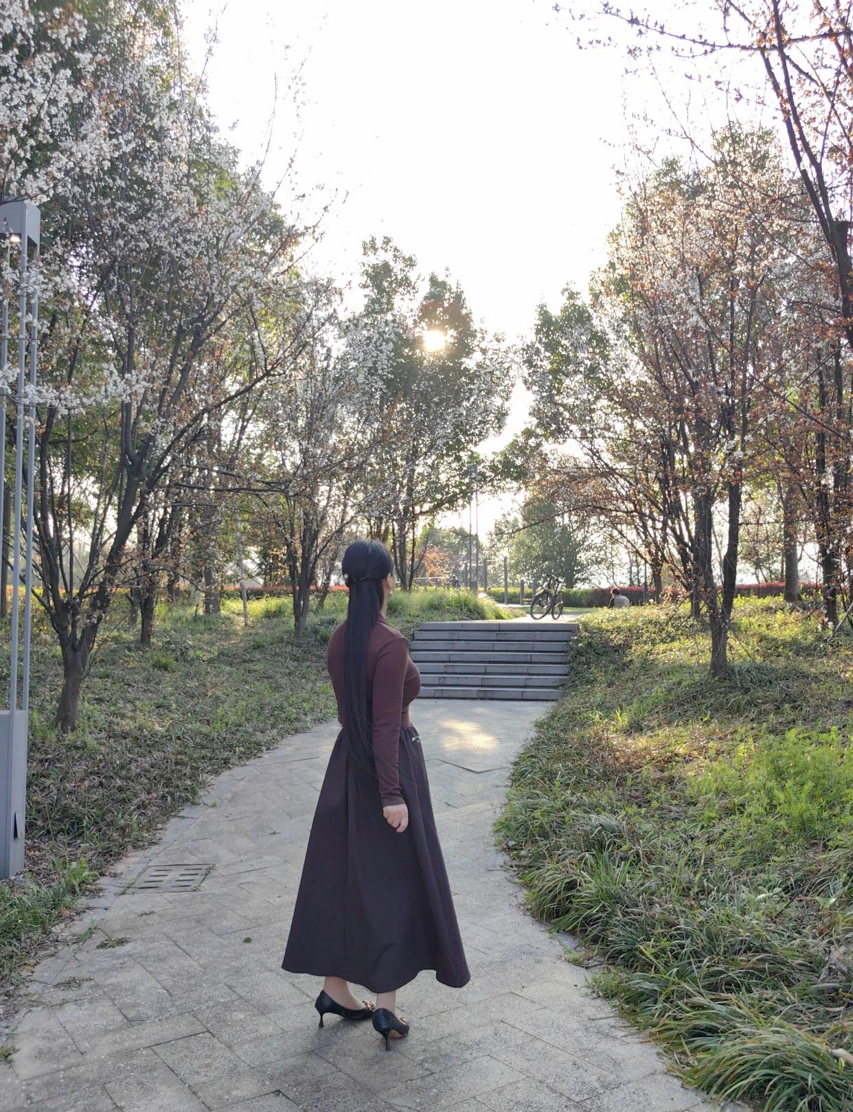 vlog打卡每日穿搭优雅漫步在公园小径，享受宁静的午后时光。