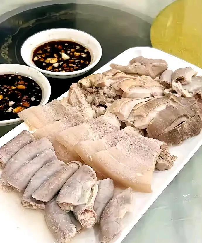 广东人对白切菜是情有独钟的，像我这种爱吃辣口味重的人表示很难适应广东人的饮食习惯
