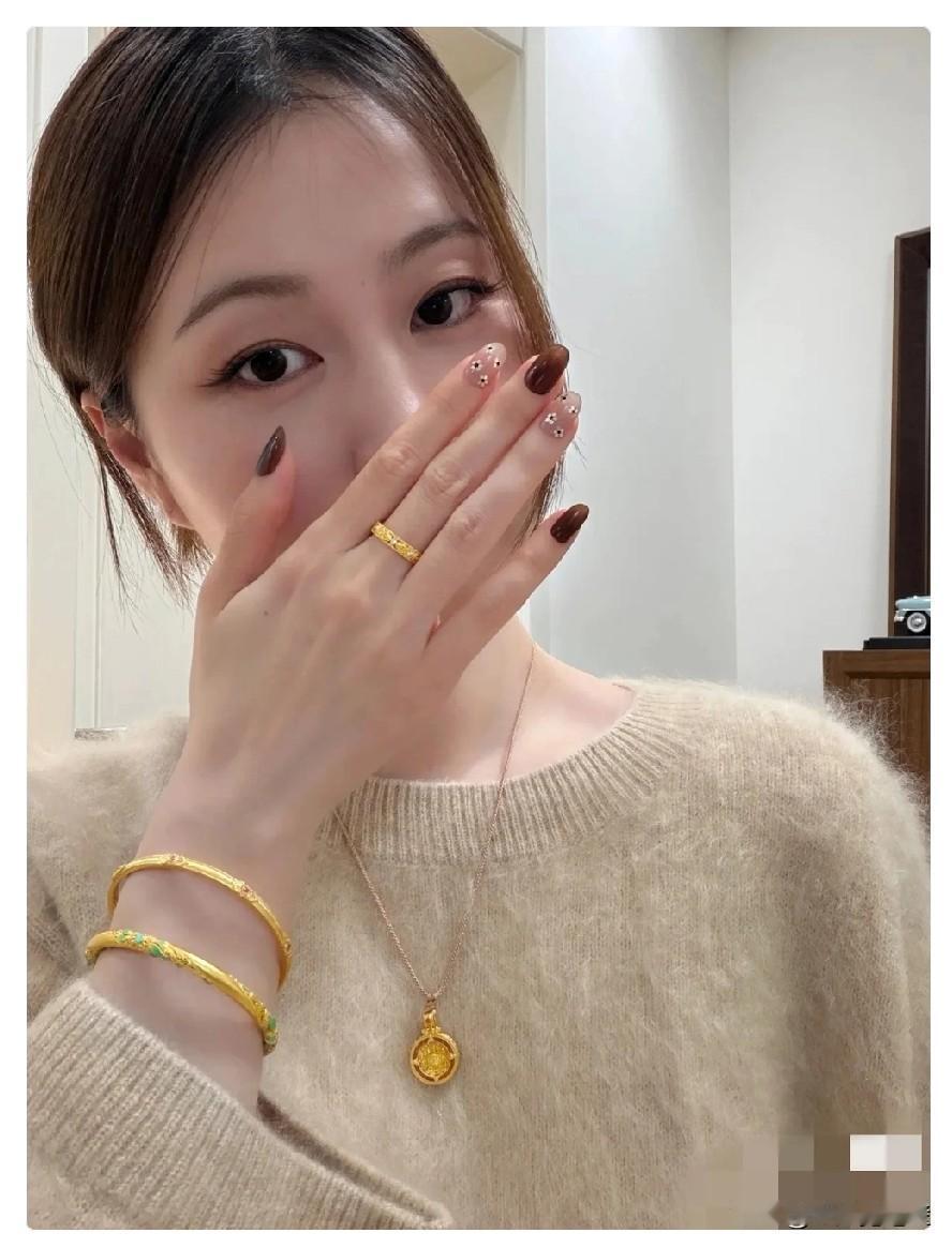 金已经彻底失控了！1月5号987，1月6号992，刚刚一查直接到了1002